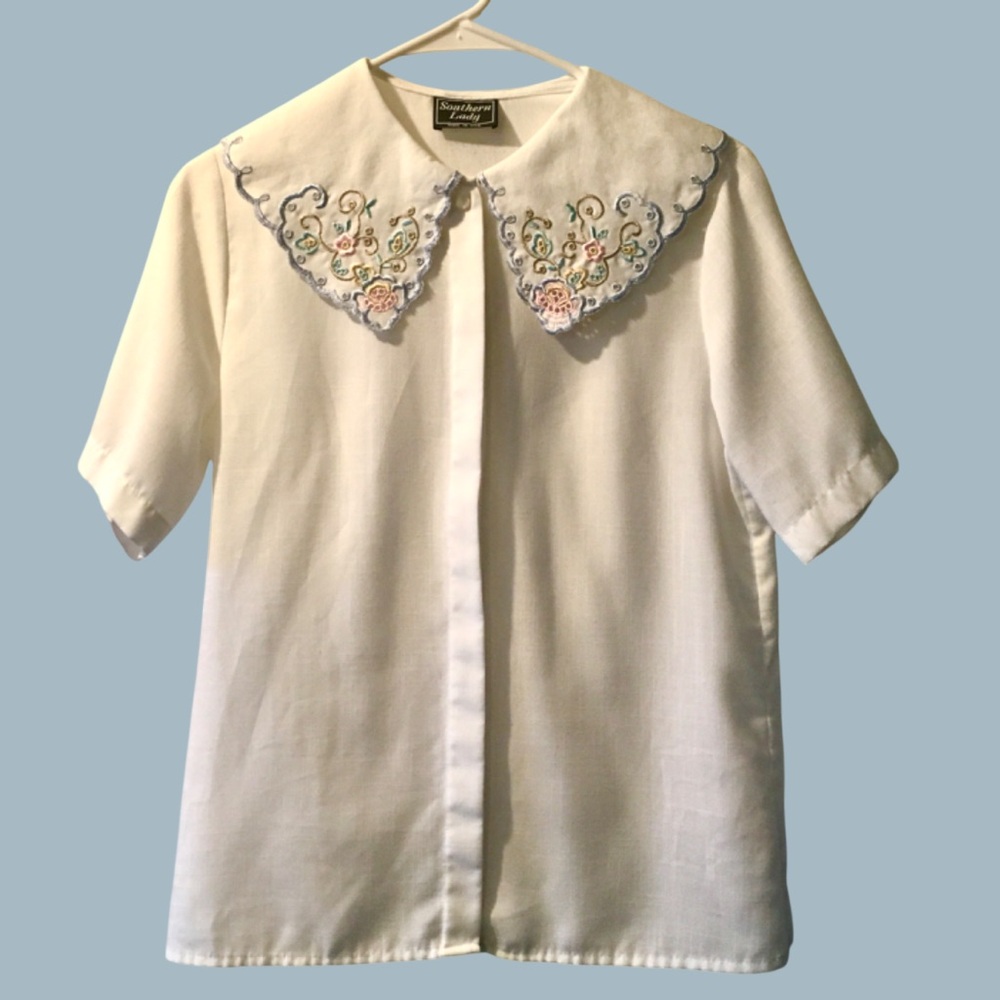 Vintage Cottagecore White Short-Sleeve Blouse with Scalloped Peter Pan Collar - Picture 2 of 11